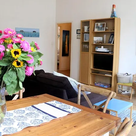 Key To - Fairytale View, 2 Bd + Elevator Apartment